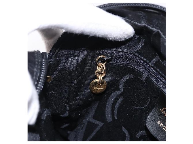 Borsa a Spalla Salvatore Ferragamo Vala in Pelle Goffrata Nera e Oro Auth ka5282 Nero D'oro - vista 20