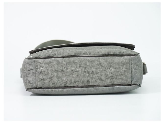 Louis Vuitton Roman Taiga Leather PM Marrone - vista 3