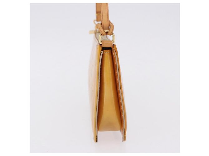 Louis Vuitton Lexington Pochette Monogram Vernis Beige - vista 3
