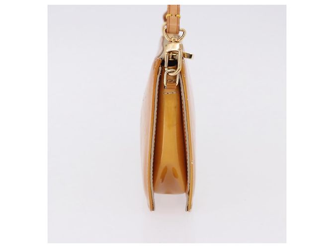 Louis Vuitton Lexington Pochette Monogram Vernis Beige - vista 4