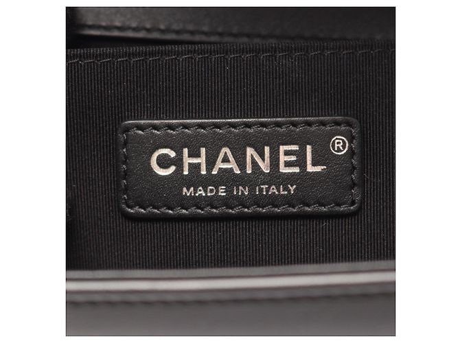 Borsa a tracolla Boy di Chanel in agnello nero - vista 4