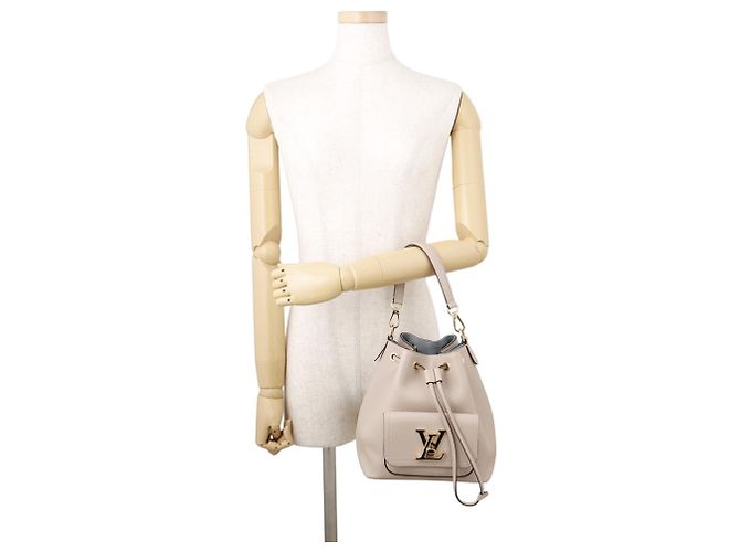 Borsa a tracolla in pelle Louis Vuitton Lockme Bucket Beige - vista 4
