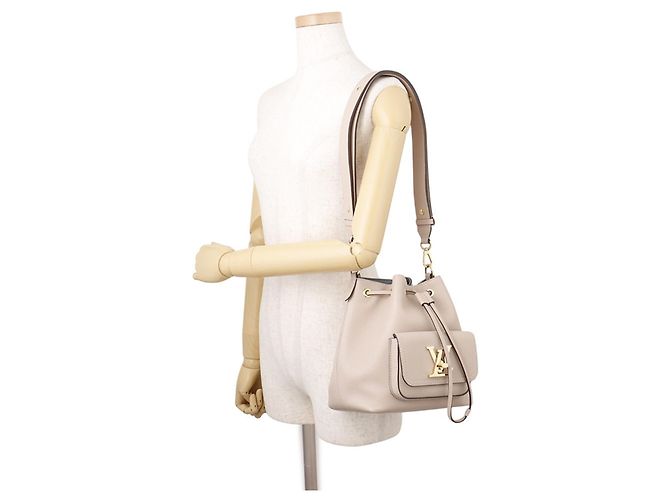 Borsa a tracolla in pelle Louis Vuitton Lockme Bucket Beige - vista 5