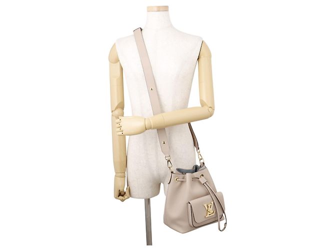 Borsa a tracolla in pelle Louis Vuitton Lockme Bucket Beige - vista 6
