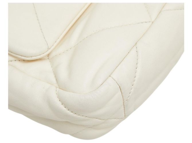 Borsa a tracolla Chanel Coco Mark 19 Chain Bianco - vista 4