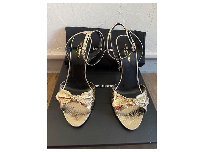 Saint Laurent Anouk Sandali con tacco in pelle effetto serpente dorata D'oro - vista 2