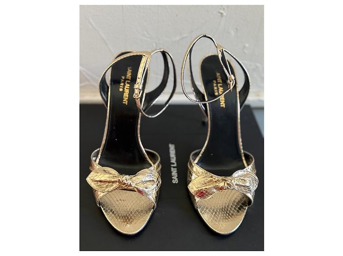 Saint Laurent Anouk Sandali con tacco in pelle effetto serpente dorata D'oro - vista 4