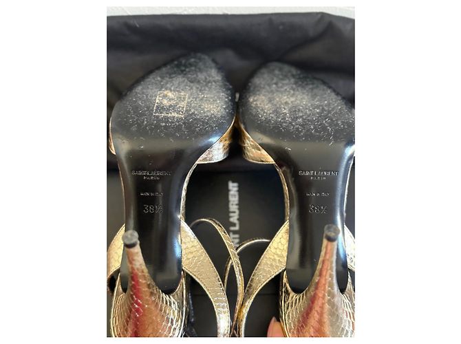 Saint Laurent Anouk Sandali con tacco in pelle effetto serpente dorata D'oro - vista 5
