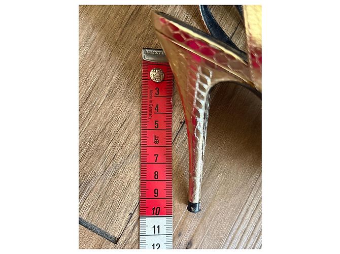 Saint Laurent Anouk Sandali con tacco in pelle effetto serpente dorata D'oro - vista 6