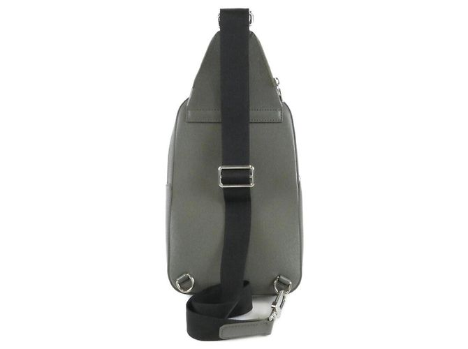 Borsa a tracolla Louis Vuitton Taiga Avenue Verde Verde chiaro - vista 2