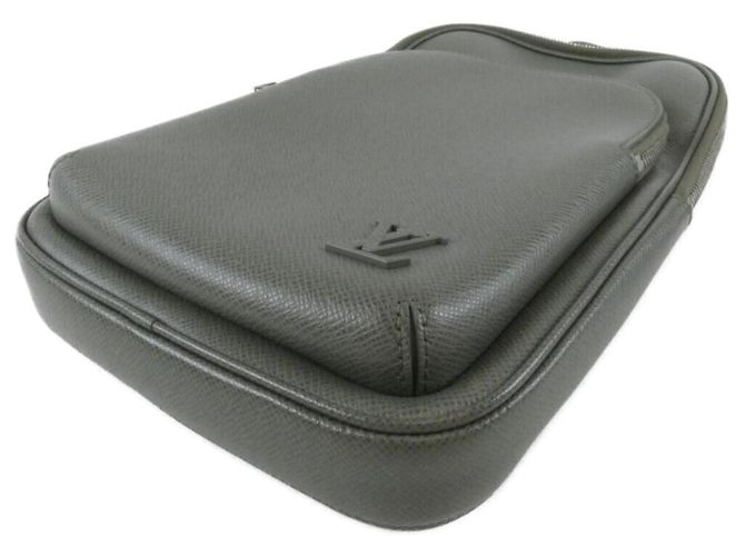 Borsa a tracolla Louis Vuitton Taiga Avenue Verde Verde chiaro - vista 3