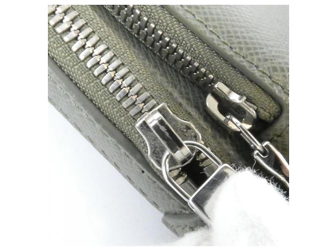 Borsa a tracolla Louis Vuitton Taiga Avenue Verde Verde chiaro - vista 7