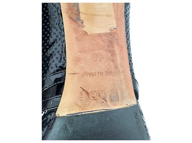 Christian Dior Botas de cano curto com cadarço e bico aberto em couro envernizado preto Dior - vista 10