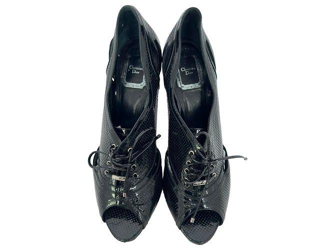 Christian Dior Botas de cano curto com cadarço e bico aberto em couro envernizado preto Dior - vista 3
