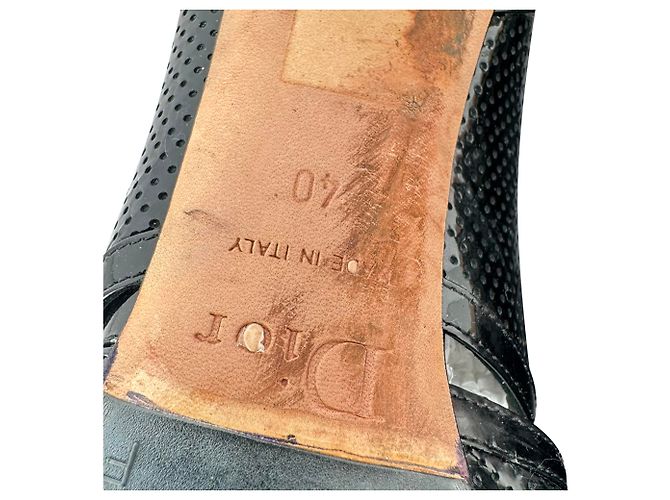 Christian Dior Botas de cano curto com cadarço e bico aberto em couro envernizado preto Dior - vista 9