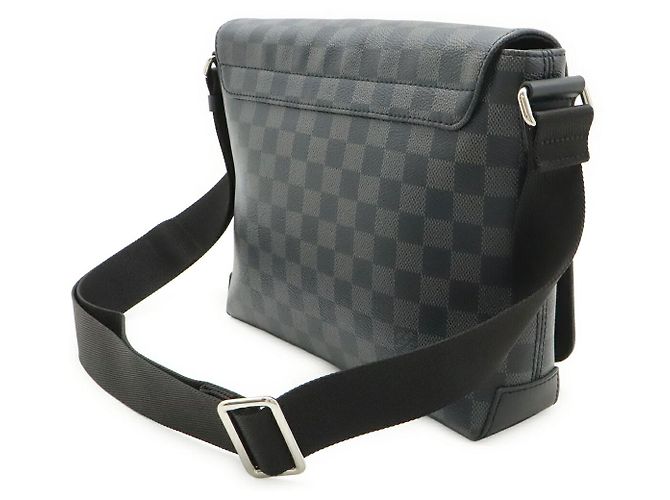 Borsa a tracolla Louis Vuitton Damier Graphite District PM Nero - vista 2