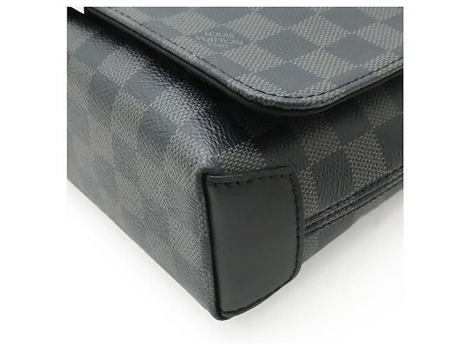 Borsa a tracolla Louis Vuitton Damier Graphite District PM Nero - vista 3