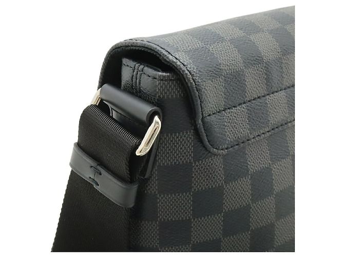 Borsa a tracolla Louis Vuitton Damier Graphite District PM Nero - vista 4