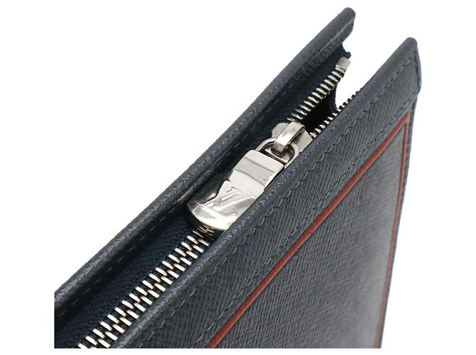 Clutch Louis Vuitton Taiga Pochette Voyage MM Blu - vista 5