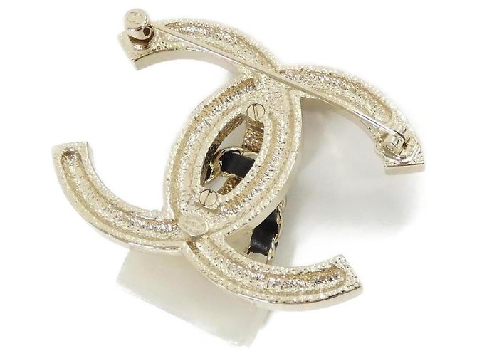 Spilla Chanel ABA011 in pelle nera bianca e oro Nero Bianco D'oro - vista 2
