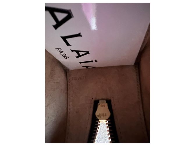 Alaïa Teckel Small Borsa in scamosciato e pelle Goa lucida - Verde Oliva - vista 17