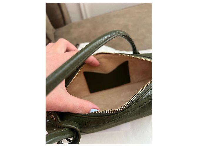 Alaïa Teckel Small Borsa in scamosciato e pelle Goa lucida - Verde Oliva - vista 8