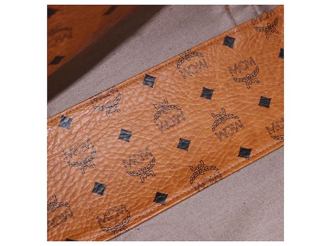 Bolsa Boston MCM Logogram Vicetos em PVC e couro marrom com detalhes dourados Auth mr2798 - vista 17