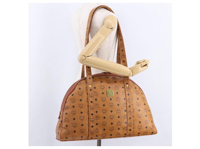 Bolsa Boston MCM Logogram Vicetos em PVC e couro marrom com detalhes dourados Auth mr2798 - vista 22