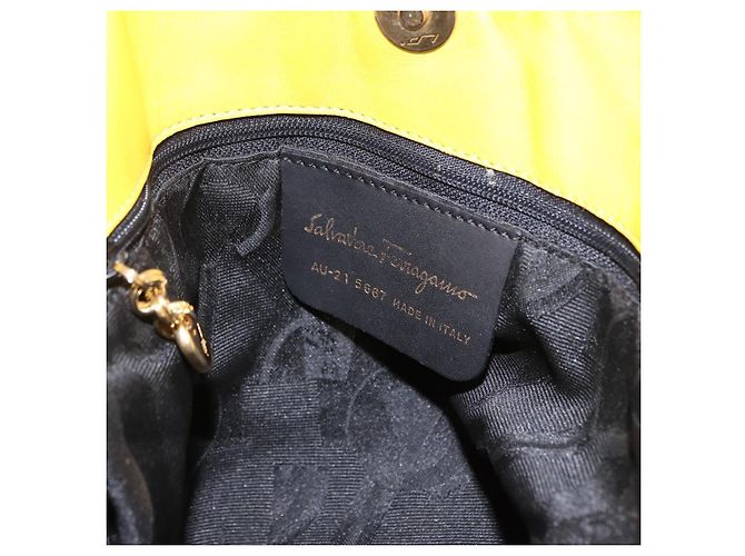 Borsa a tracolla con catena Salvatore Ferragamo in tela Giallo Oro Auth bs36309 - vista 15