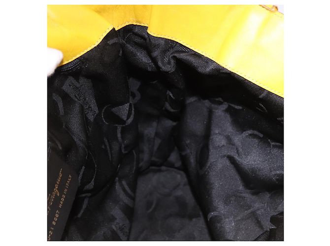 Borsa a tracolla con catena Salvatore Ferragamo in tela Giallo Oro Auth bs36309 - vista 18
