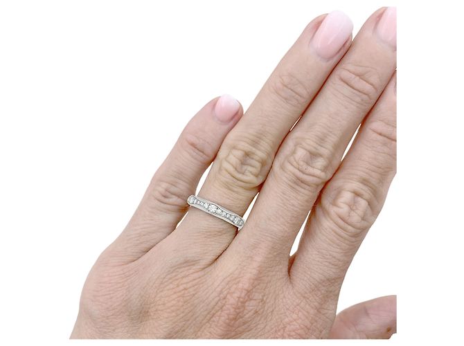 Anello Bulgari "Infinito" in platino e diamanti. - vista 5
