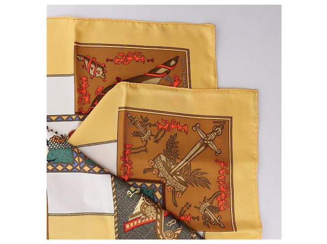 Foulard in seta Hermès Carré 90 "LE TAROT" Giallo - vista 2