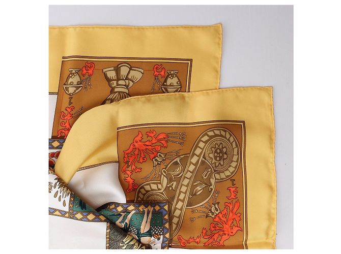 Foulard in seta Hermès Carré 90 "LE TAROT" Giallo - vista 3