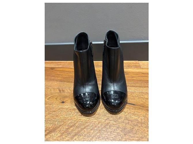 Stivaletti con punta a capiglia in pelle nera Chanel Nero - vista 2