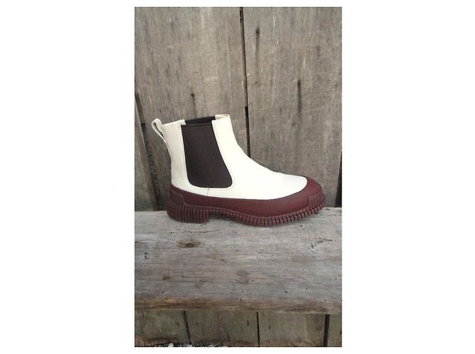 Autre Marque Botines Chelsea Camper en piel blanco y burdeos - vista 9