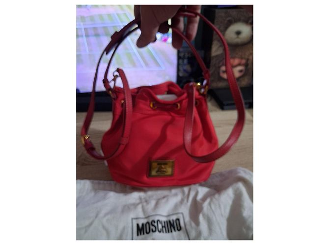 Borsa a secchiello Moschino in nylon rosso - vista 4