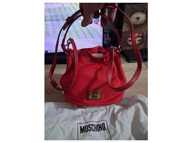 Borsa a secchiello Moschino in nylon rosso - vista 5