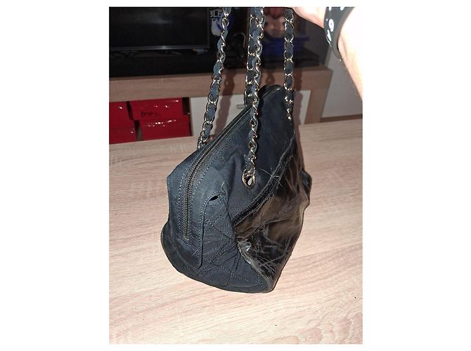 Borsa a mano Chanel in pelle nera e vernice Nero - vista 2