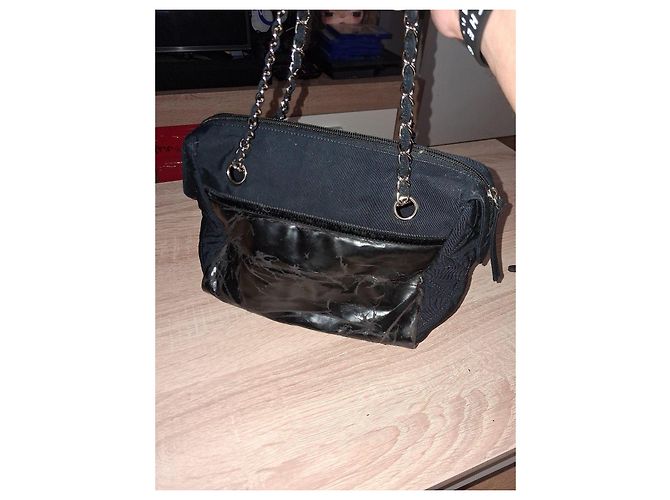 Borsa a mano Chanel in pelle nera e vernice Nero - vista 3