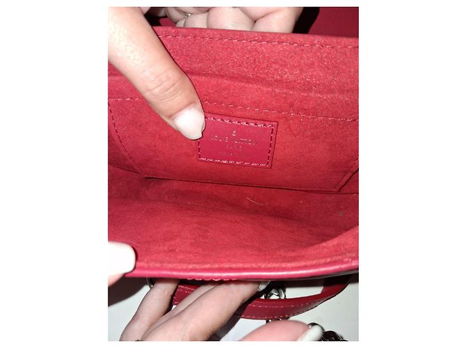 Louis Vuitton Umhängetasche aus rotem Leder mit Anhängern - Ansicht 13