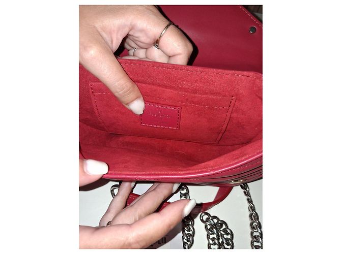 Louis Vuitton Umhängetasche aus rotem Leder mit Anhängern - Ansicht 14