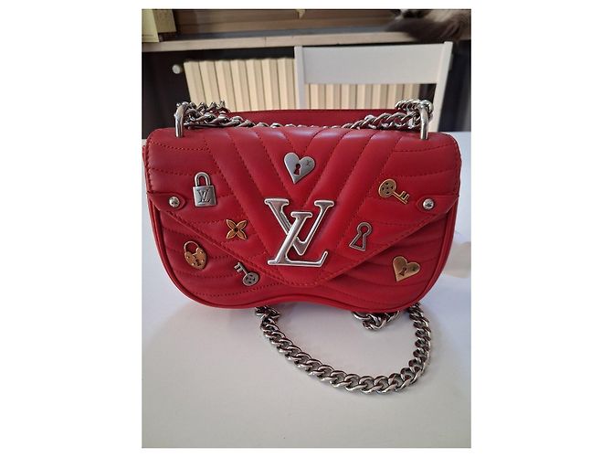 Louis Vuitton Umhängetasche aus rotem Leder mit Anhängern - Ansicht 2