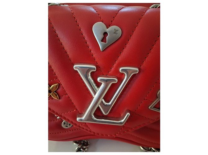 Louis Vuitton Umhängetasche aus rotem Leder mit Anhängern - Ansicht 3