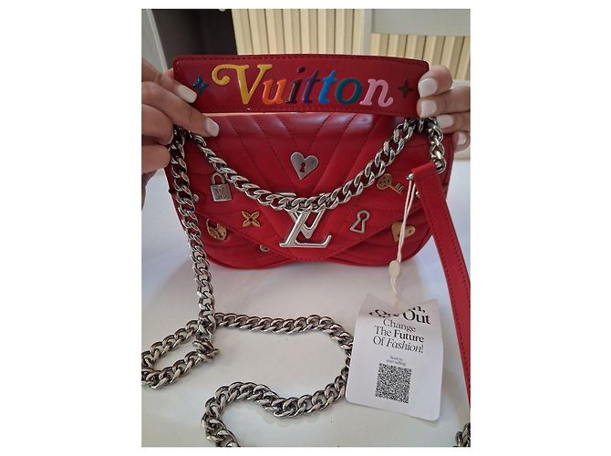 Louis Vuitton Umhängetasche aus rotem Leder mit Anhängern - Ansicht 4