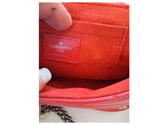 Louis Vuitton Umhängetasche aus rotem Leder mit Anhängern - Ansicht 7