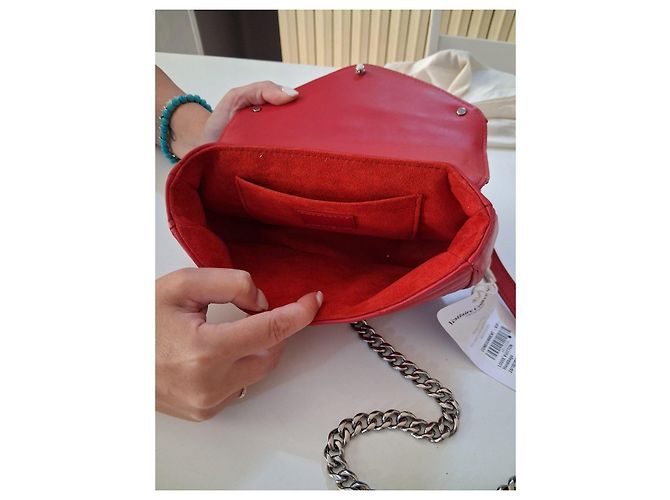 Louis Vuitton Umhängetasche aus rotem Leder mit Anhängern - Ansicht 8