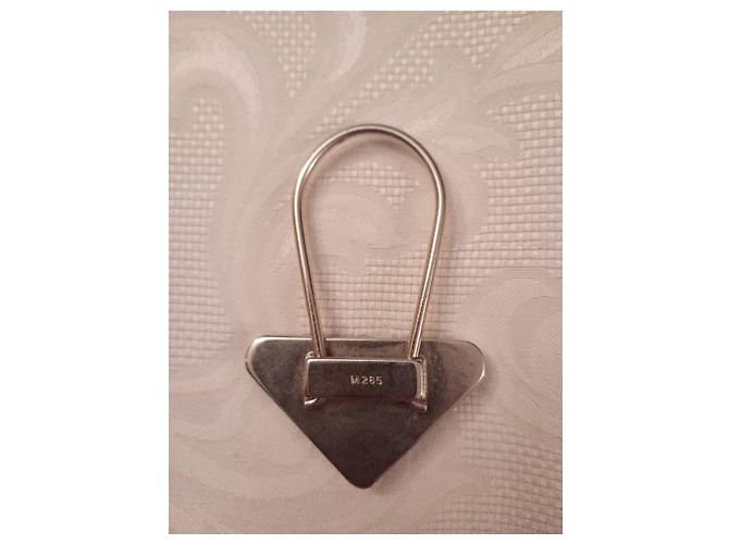 Llavero Prada Logo Triangular Beige Hardware de plata - vista 2