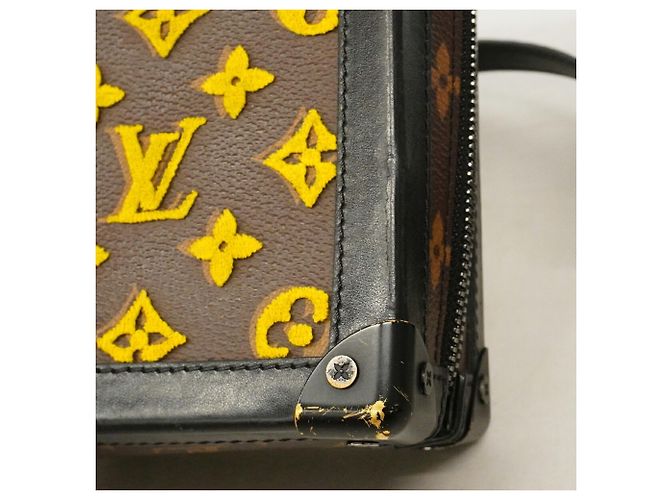 Sac à bandoulière Louis Vuitton Monogram Tuftage Vertical Soft Trunk Jaune - vue 11