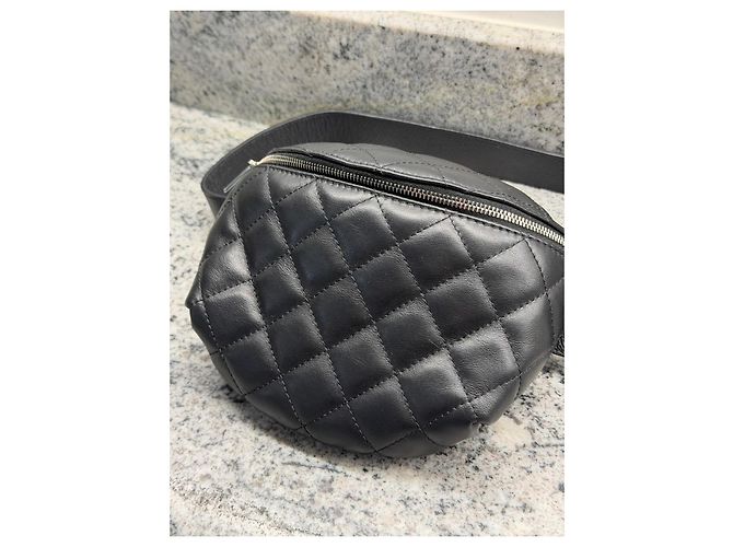 Chanel gesteppte Leder-Gürteltasche in Schwarz - Ansicht 2