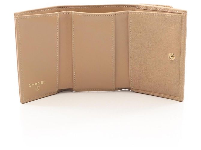 Cartera tríptico Boy de Chanel en beige - vista 3